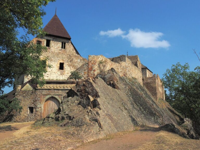 Tocnik Castle